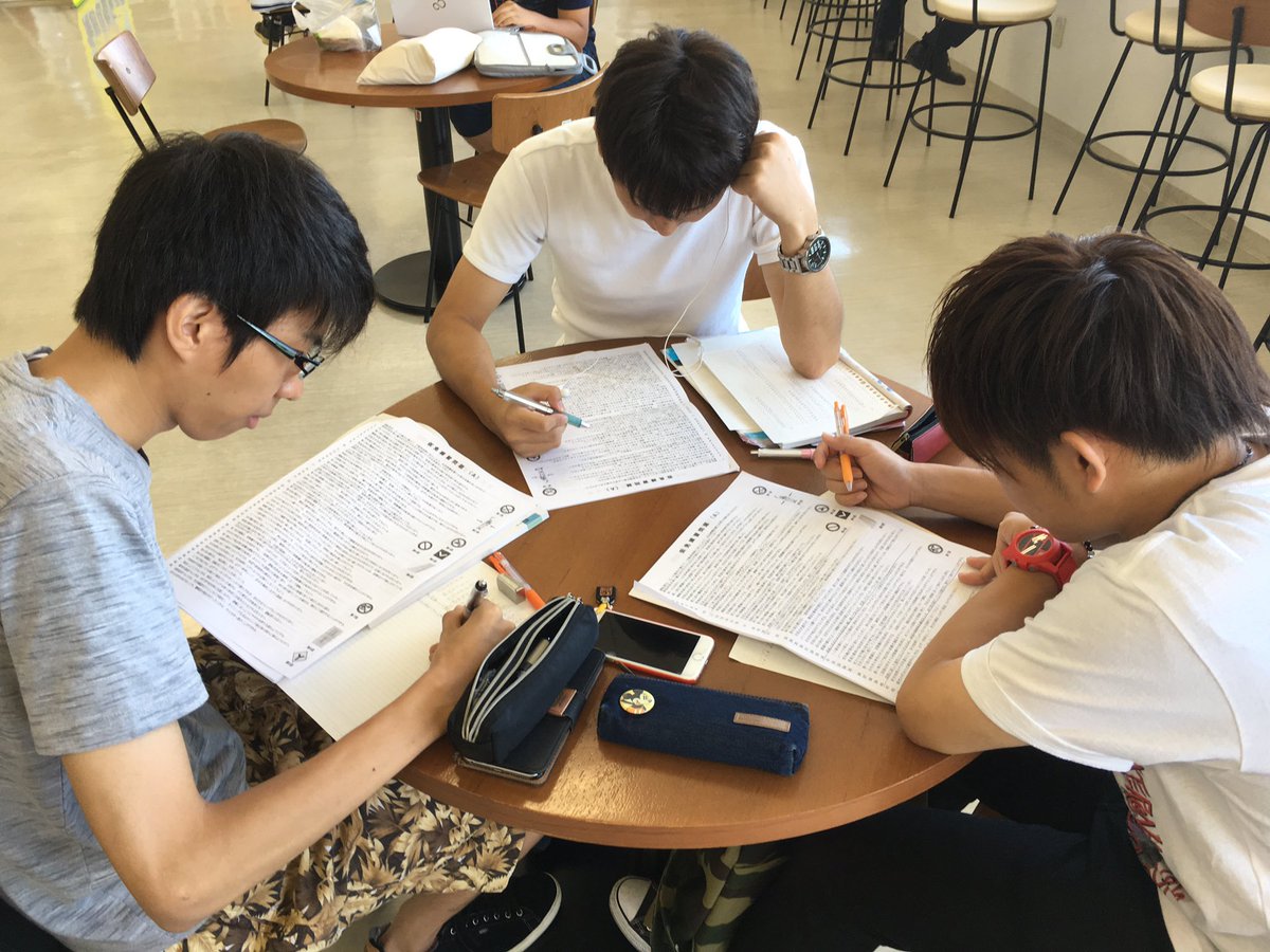 ほめるんじゃーイエロー Twitterissa こんにちは 今日はナンブへの合宿生の方たちです O O 真面目に仮免許試験のための勉強中 神奈川と愛知からだそうです ワンダフル 南部自動車学校 ほめちぎる教習所 合宿 学生 勉強中