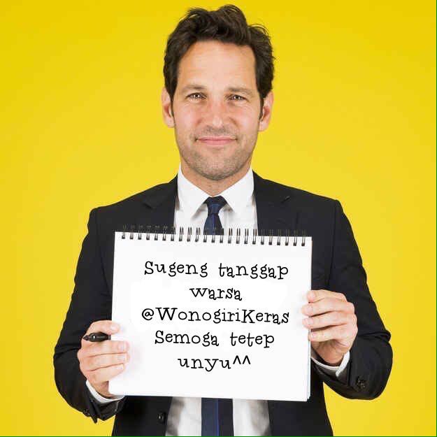 syarate kowe kudu follow aku, njuk kowe poto selfie paling konyol karo nyekel kertas  tulisane babagan aku 😏
Contone