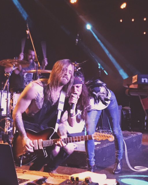 Rock &amp; Roll Queen <a href="/JulietteLewis/">Juliette Lewis</a> dances the night away <a href="/lefairmount/">Théâtre Fairmount</a> w/<a href="/thenewregime/">The New Regime</a> bit.ly/2aYtI4S #mtl