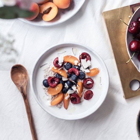 AltMilk's tweet photo. Oats, fresh almond milk and summer fruits is exactly how we like to start our day! #yum #choosefresh https://t.co/bZdCGbmg1C