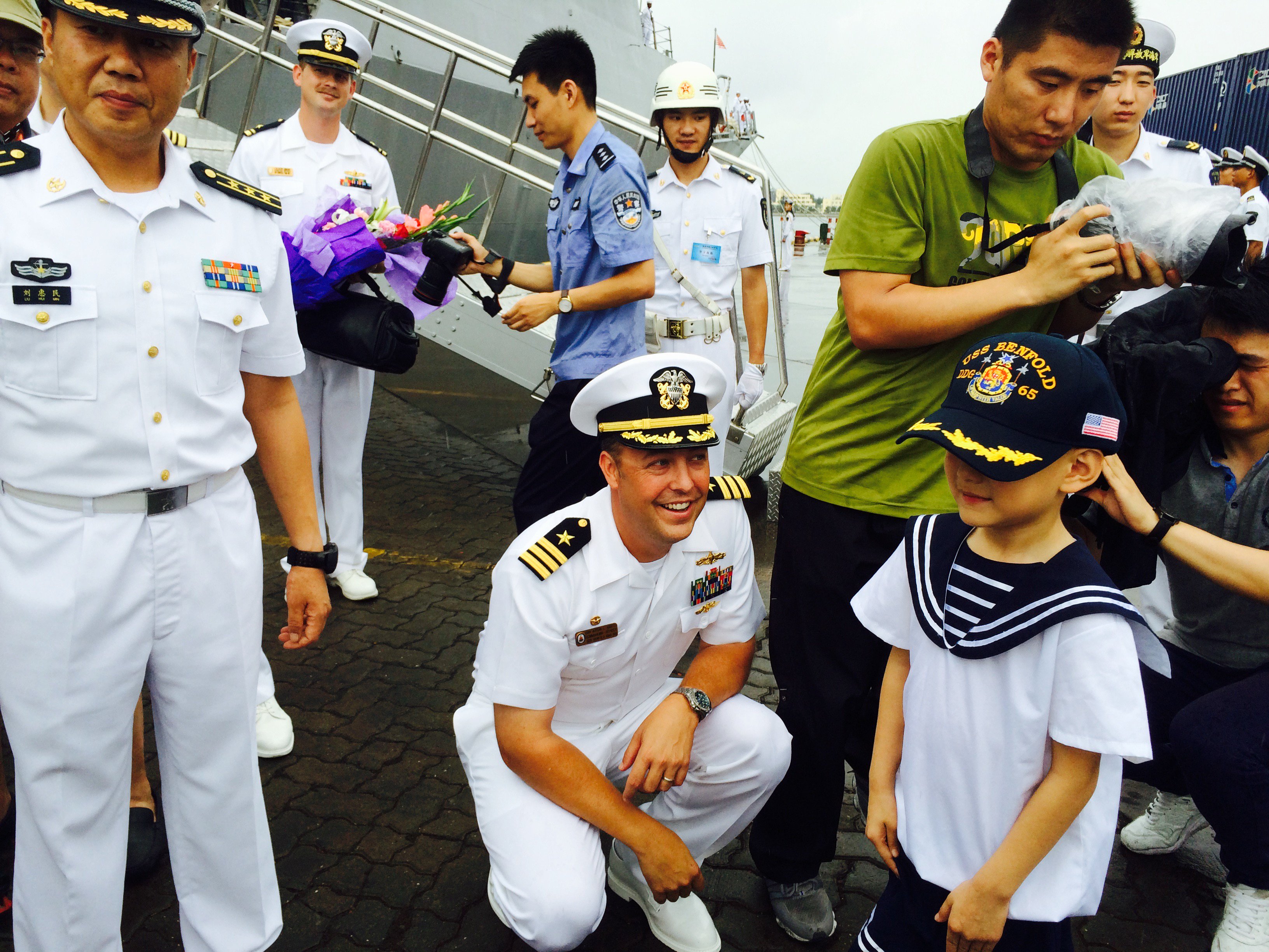 美国驻华使领馆us Missioncn 美国海军 阿利 伯克级导弹驱逐舰本福尔德号于8月8日按计划抵达中国青岛港进行访问 本福尔德号舰长贾斯汀 哈尔兹中校表示 我们海军官兵在海上面对的是同样的挑战 这些相似之处让我们团结在一起 T Co Zi0pza0kdn