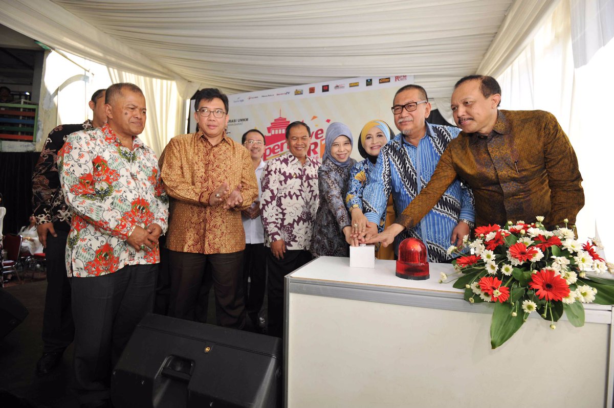 humasjabar's tweet photo. Siang tadi, Bapak @Deddy_Mizwar_ serta Ibu @giselmizwar membuka acara Cooperative Fair ke 13 di Banceuy, Bandung. https://t.co/VNeRo0gzfE