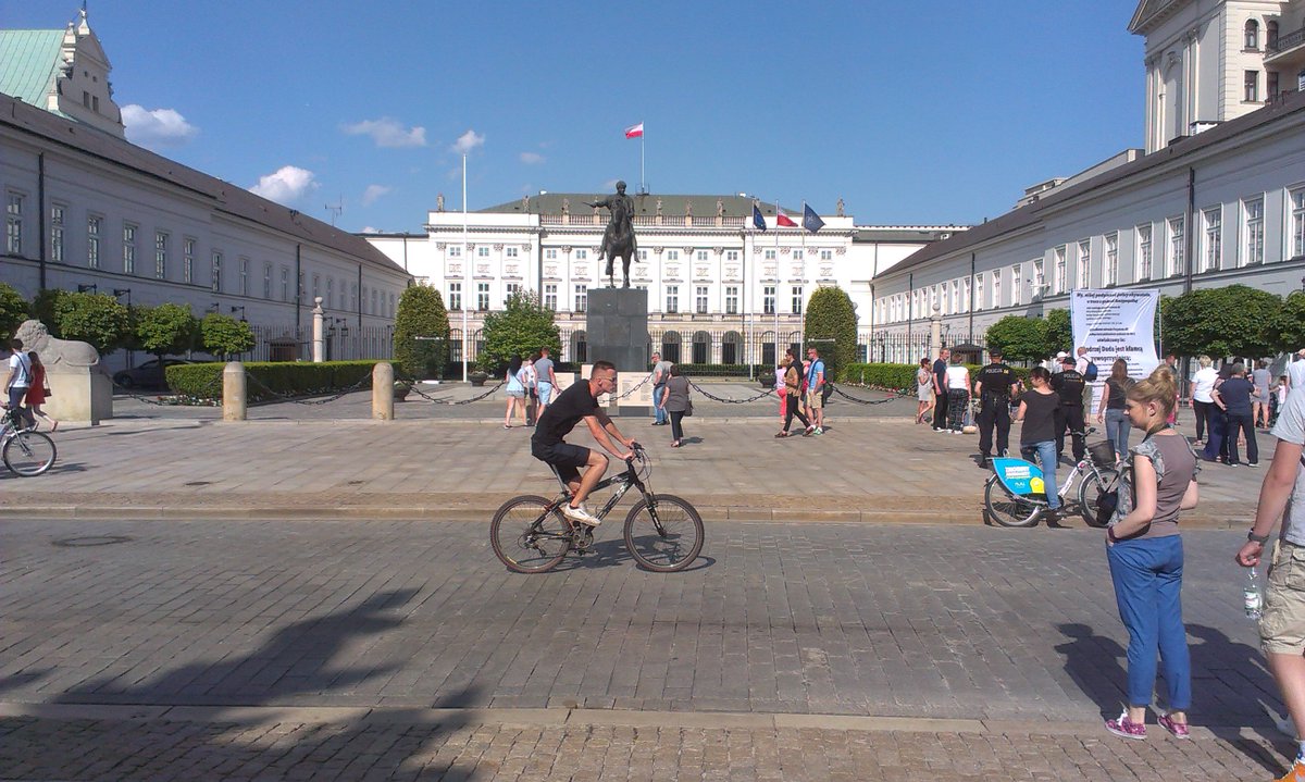 _kate_balan's tweet photo. #Warszawa https://t.co/vvZPWz3fIE