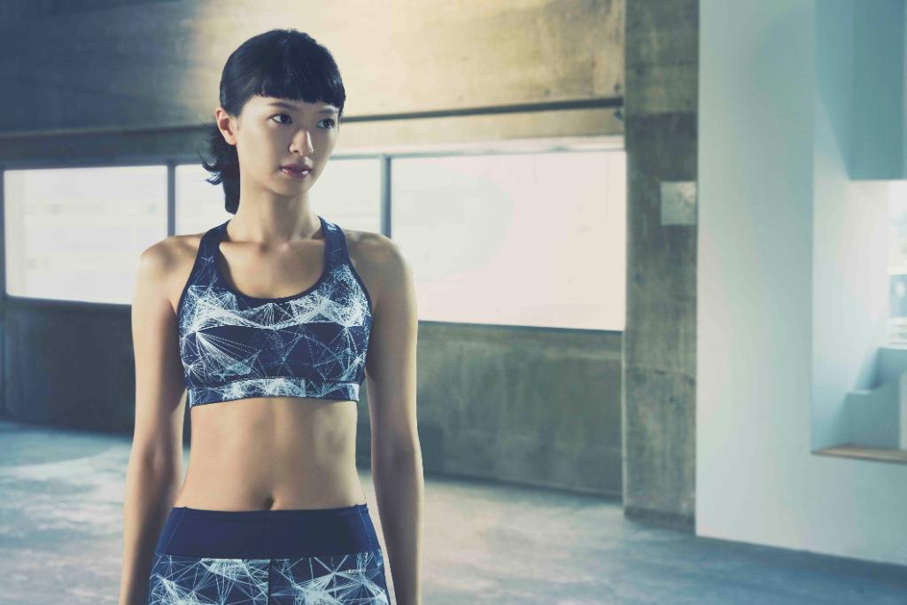 奈々⟡.· 榮倉奈々 が着こなす、夏に向けた最新のブラ＆タイツ。あらゆる環境下