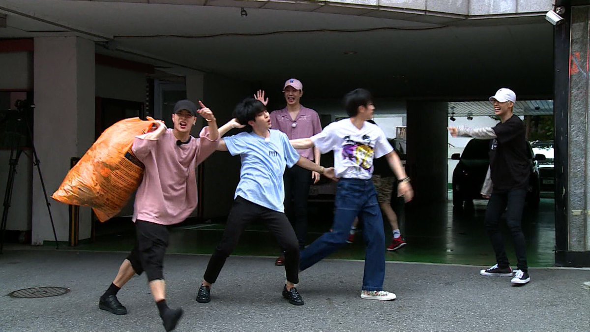 aloha_jyp's tweet photo. จุดพีคสุดของการเต้นบ้าๆหน้าตึก คือมีไอดอลถือถุงขยะสีส้มตัดหน้ากล้องไป5555555555555555 https://t.co/62o5tt2tLk