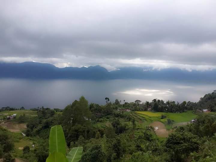koronglambeh's tweet photo. Pemandangan danau maninjau dari gunung bukit siriah #ayokebukitsiriah #lambeh #sungaigeringging https://t.co/Fgi9D8W3If