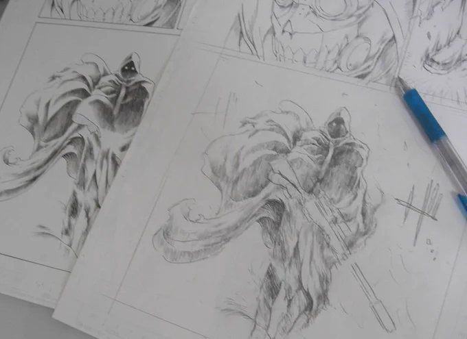 僕は下絵とペン入れの線画の両方をデジタルに取り込んで、混ぜて絵作りしてますね。下絵状態が一番魅力的だったりする時とかあるのでグレーのまま残してみたり。(まだまだ模索中 