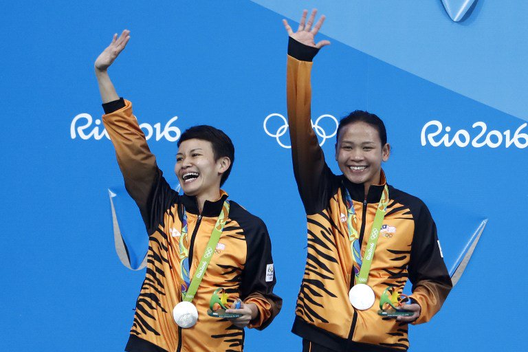 ChannelNewsAsia's tweet photo. Malaysia wins first medal at #Rio2016 with silver in women's synchronised 10m platform https://t.co/ZqEnLOsRs2 https://t.co/p02yY3f4Ik