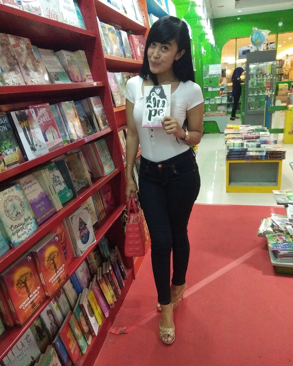 Ayooo beli bukunya <a href="/juliaperrez/">juliaperez</a> 😍😍😍