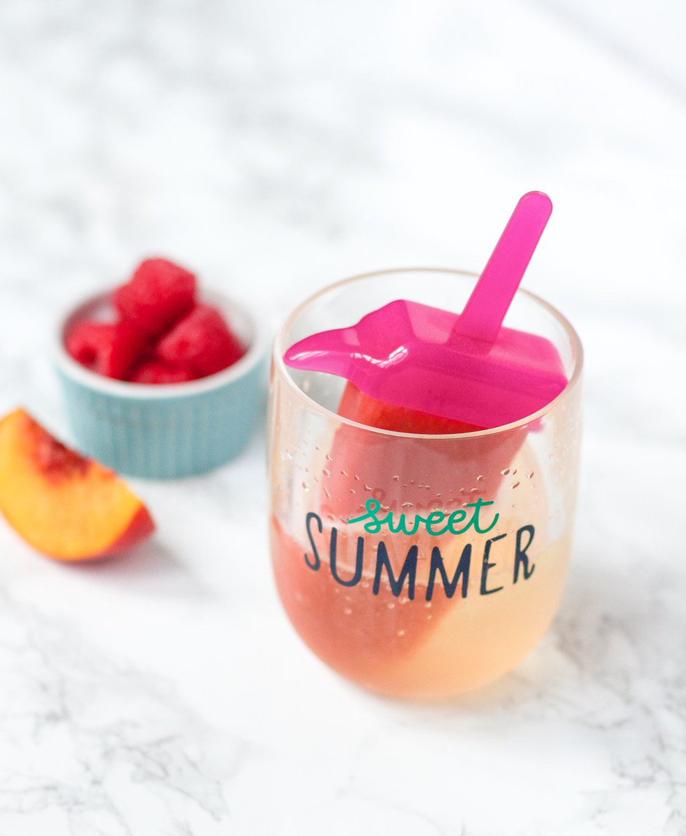 Peach-Raspberry Popsicle Bellini sparklesandsprinklesblog.com/2016/08/peach-…