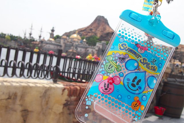 TDR_PR's tweet photo. “ホット”で“クール”なウォータープログラム「ミニーのトロピカルスプラッシュ」を楽しむお供にスマートフォンケースはいかが？でも、完全防水ではないのでご注意を♪ https://t.co/vNMKT5a5ra https://t.co/mGFMifztPo