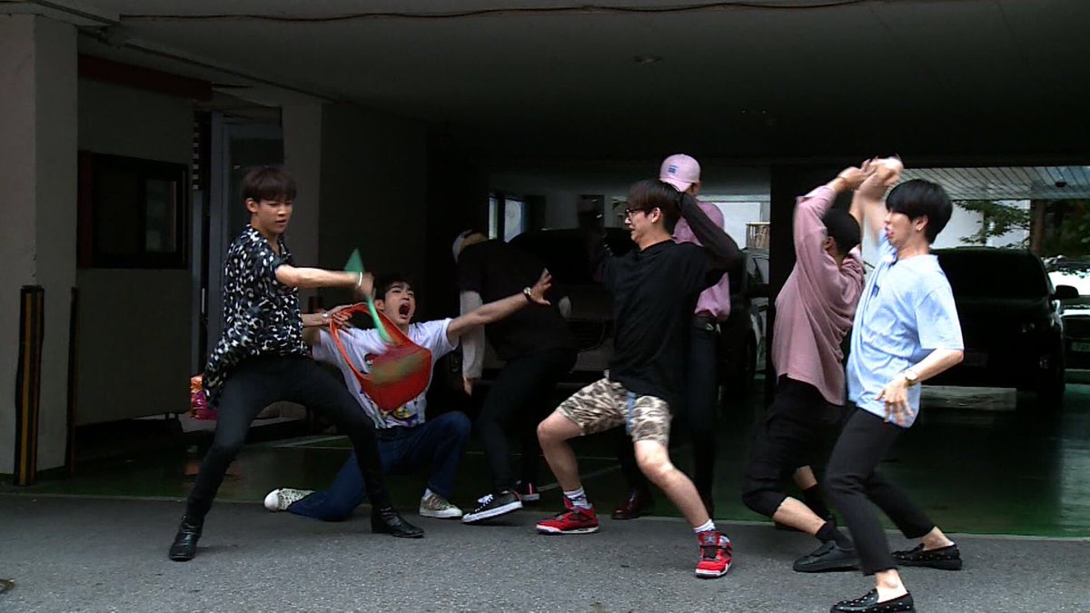 dalnimjae_'s tweet photo. a lot of things are happening in these photos 😂😂😂 #GOT7 #DORK7 #GirlsGirlsGirls #NoRegrettobeinthisfandom #갓세븐 https://t.co/LBQ0JVGBIY
