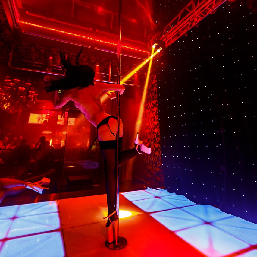 Strip Club Entices Fully Nude Stay.