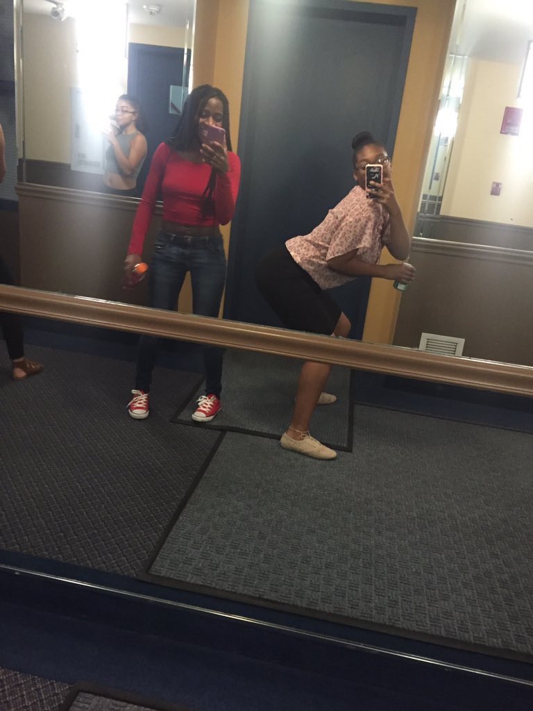 artislifex's tweet photo. So the mirror at loidas brothers house https://t.co/ZPm3SH34iG