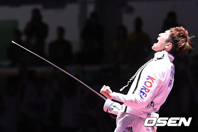 오늘 새벽부터 박상영 펜싱보다가 기절하는 줄....ㅋㅋ 지는 줄 알고 잠도 못잔 거 억울할 뻔 했는데, 기절 일보까지 갔다가 기분 좋게 늦잠을 잤다는 뭐 그런 얘기... 멋진 남자~~^^