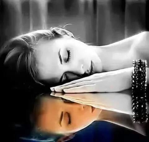 احبك حد الغرق حد هذيان حمي
الهيام باوردتي..لا اريد نجاة منك
يالذة انتحاري
#وحش_الغربية_للدعم
#قروب_بوح_الدانة