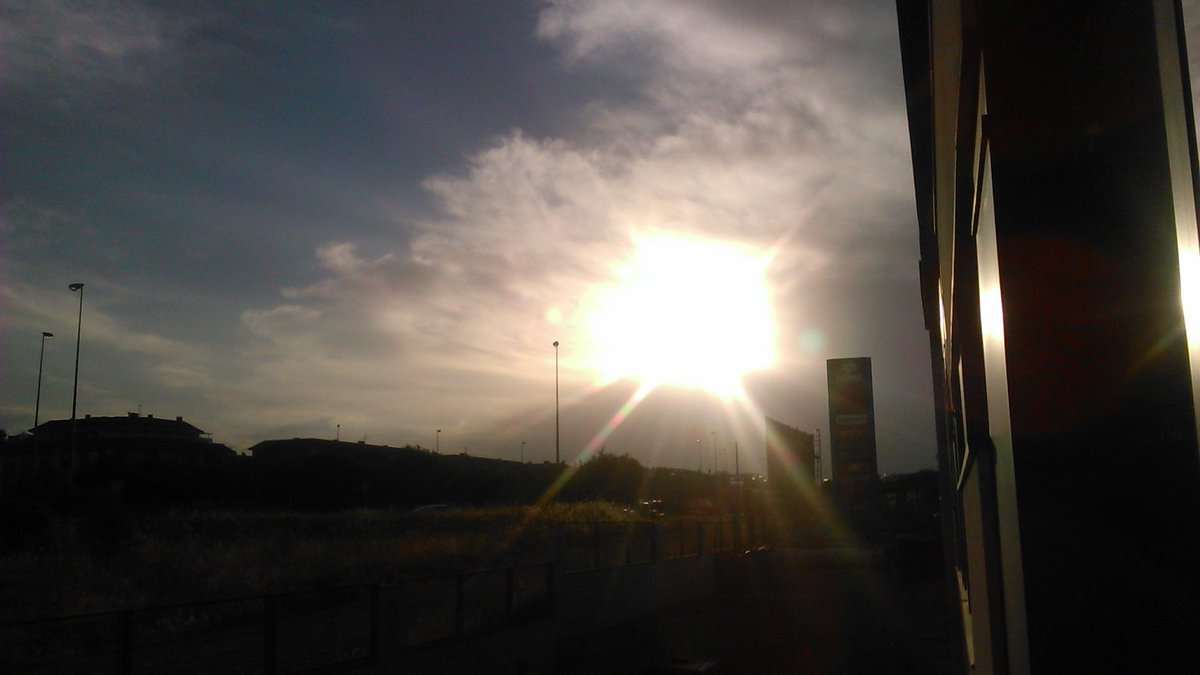 sergiolg20's tweet image. Hoy no parece verano, pero sí, aquí estamos ya #onair con un nuevo #FórmulaSummer en @UnikaFM_Radio!!