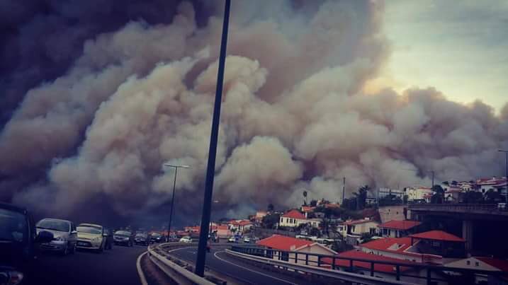 Please #PrayForPortugal . There are over 600 active fires throughout the country. Via Arun Pudur <a href="/PudurCo/">Pudur Corp</a> <a href="/arunpudur/">Arun Pudur</a>