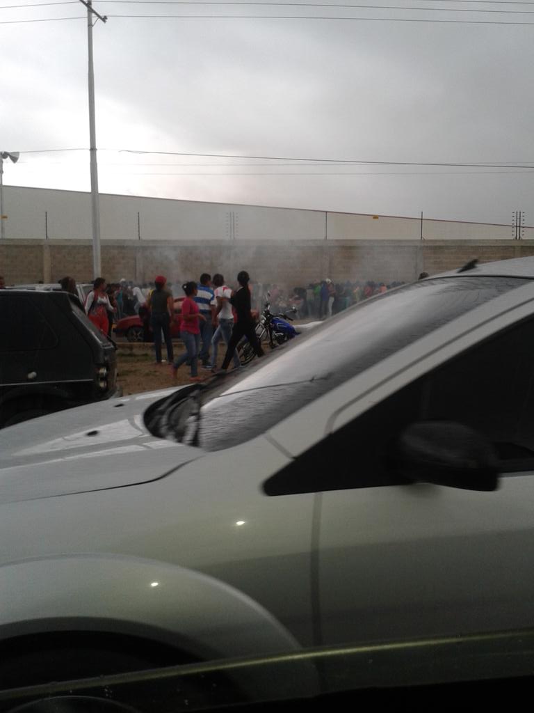 AleReportando's tweet photo. Carabobeños amanecen en cola y bajo la lluvia #10Ag 7:32AM #HyperLider #VzlaReport @fcarolinahr
Vía @hugocamacho https://t.co/Fge7gxevlm
