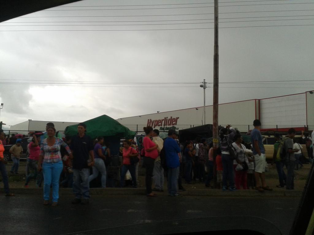 AleReportando's tweet photo. Carabobeños amanecen en cola y bajo la lluvia #10Ag 7:32AM #HyperLider #VzlaReport @fcarolinahr
Vía @hugocamacho https://t.co/Fge7gxevlm