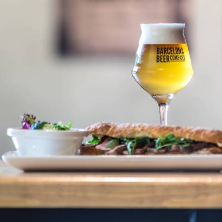 VIAEmpresa's tweet photo. .@barcelonabeer amplia l'oferta de cerveses artesanes a Barcelona amb una aposta "gamberra" https://t.co/0Jm8iWzn27 https://t.co/oyzrnP0qPJ