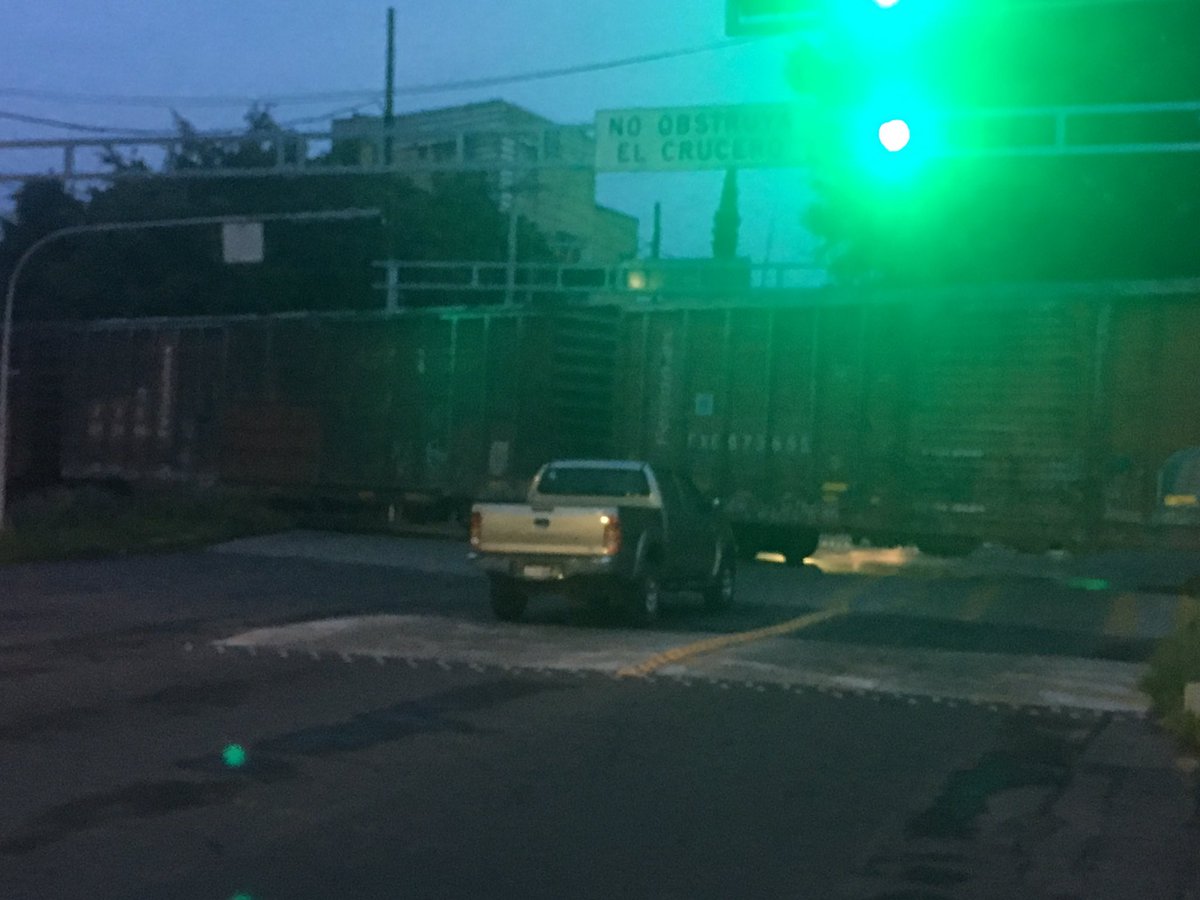 ARTGUMA's tweet photo. @Trafico_ZMG más de 1 hr tren parado en Av arcos e Inglaterra jard del bosque https://t.co/TXMdAOObwa