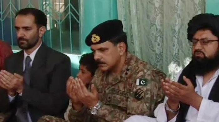 PtvWorld's tweet photo. #Balochistan
Commander Southern Command visits slain Aaj News cameraman's family
#QuettaAttack #Pakistan #PakArmy https://t.co/3XTGPSJ1hm