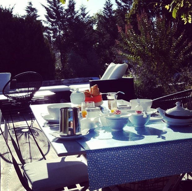 HeureuxPrince's tweet photo. Petit déj ensoleillé sur la terrasse de la Blanche Girondine #chambredhotes #blanchegirondine #heureuxcommeunprince https://t.co/fvchrdnImP