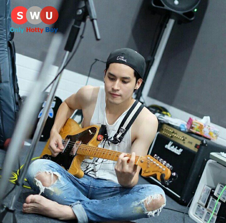 SWUOnlyHottyBoy's tweet photo. กล้ามแขนข๊าวขาววว 😍
เก้า จิรายุ ปี 4
คณะนวัตกรรมฯ #ทีมมศว
IG : kaojirayu_9
#SWUOnlyHottyBoy #swu59 https://t.co/s6eOWVifmw