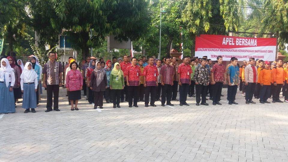 KECAMATANCEPU's tweet photo. APEL BERSAMA DI HLMN KANTOR KEC. CEPU, DITUTUP DGN PENANDATANGANAN IKRAR DAN BANNER ANTI RADIKALISME DAN TERORISME. https://t.co/xzZP56dpAA