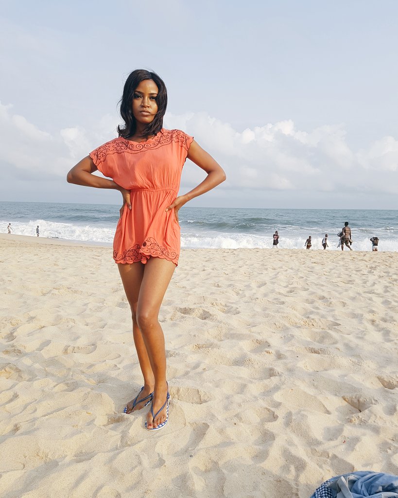 ashroll55's tweet photo. I'm here right? #model #skin #slim #sun https://t.co/HgH4Xw244k