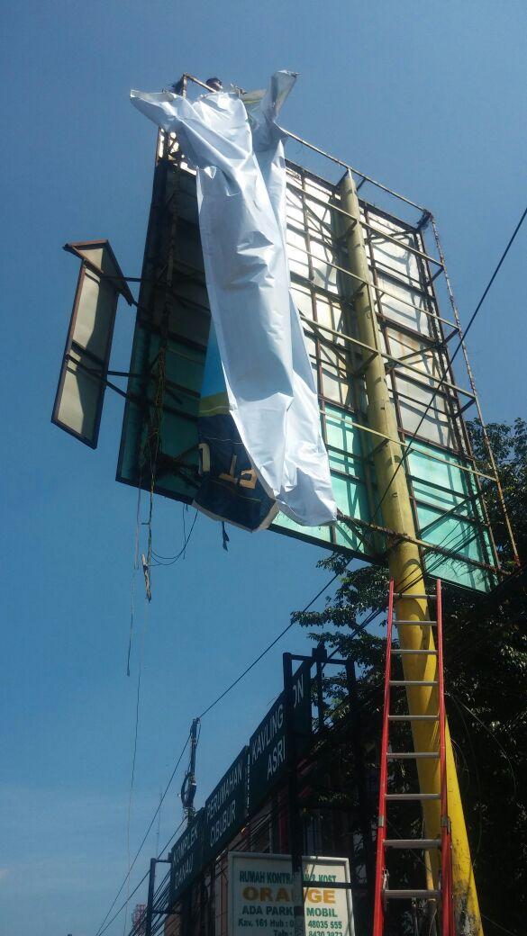 #Depok <a href="/PemkotDepok/">PEMERINTAH KOTA DEPOK | #AyoPakaiMasker</a> RT <a href="/PolPPDepok/">Satpol PP Kota Depok</a>: Giat Penertiban Reklame di Jalan Radar AURI Cimanggis <a href="/IdrisAShomad/">Mohammad Idris</a> <a href="/pemkotdepok/">PEMERINTAH KOTA DEPOK | #AyoPakaiMasker</a>