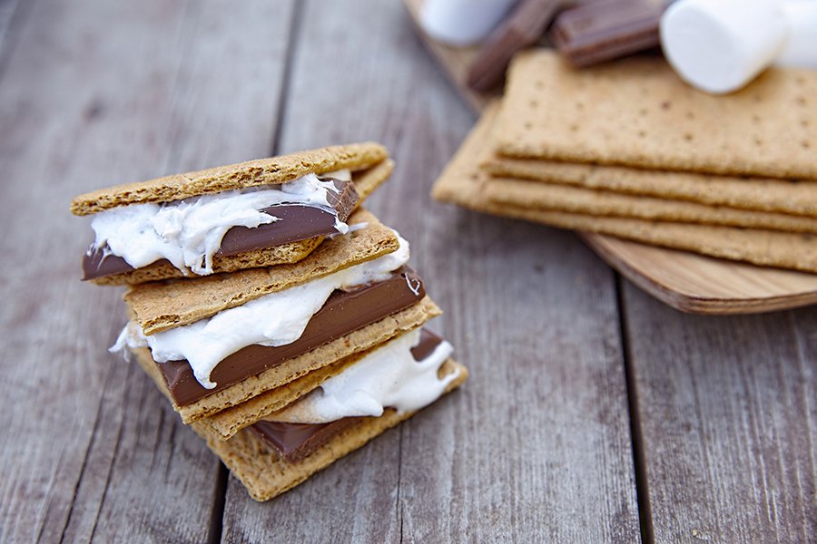Today is #NationalSmoresDay! Check out this S'mores Maker from <a href="/SternoProducts/">Sterno</a> bit.ly/1WiqKLd