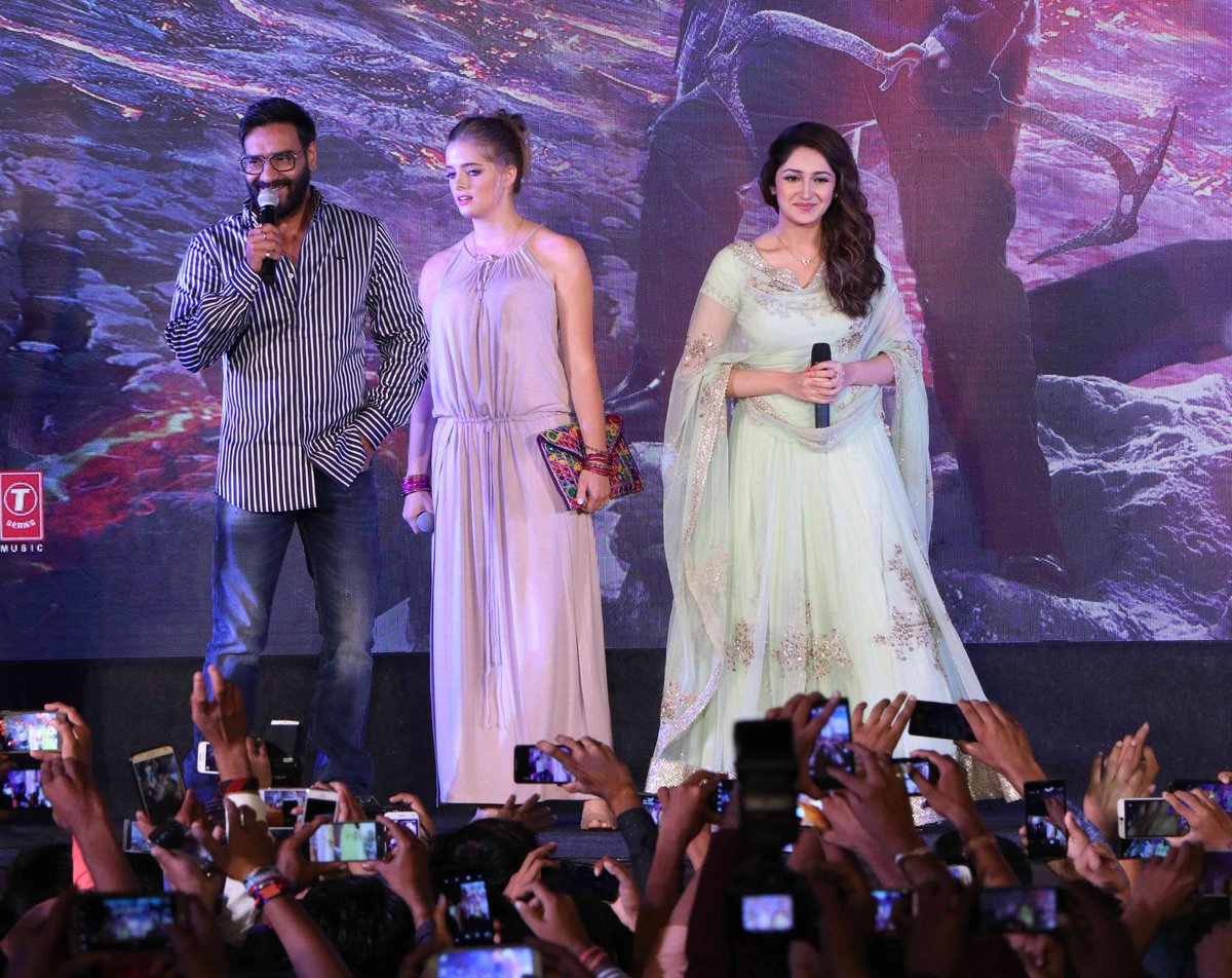 cineMArkets's tweet photo. @ajaydevgn accepted the invitation of his Fan Clubs for the @ShivaayTheFilm's Trailer Launch
https://t.co/bPfAV4BgFV https://t.co/d8N1D5LTuF