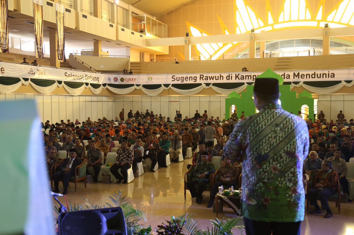 lukmansaifuddin's tweet photo. Membuka Festival Al-Quran Perguruan Tinggi Muhammadiyah Tingkat Nasional di Univ. Muhammadiyah Yogyakarta.. https://t.co/Cz1B33Iru3