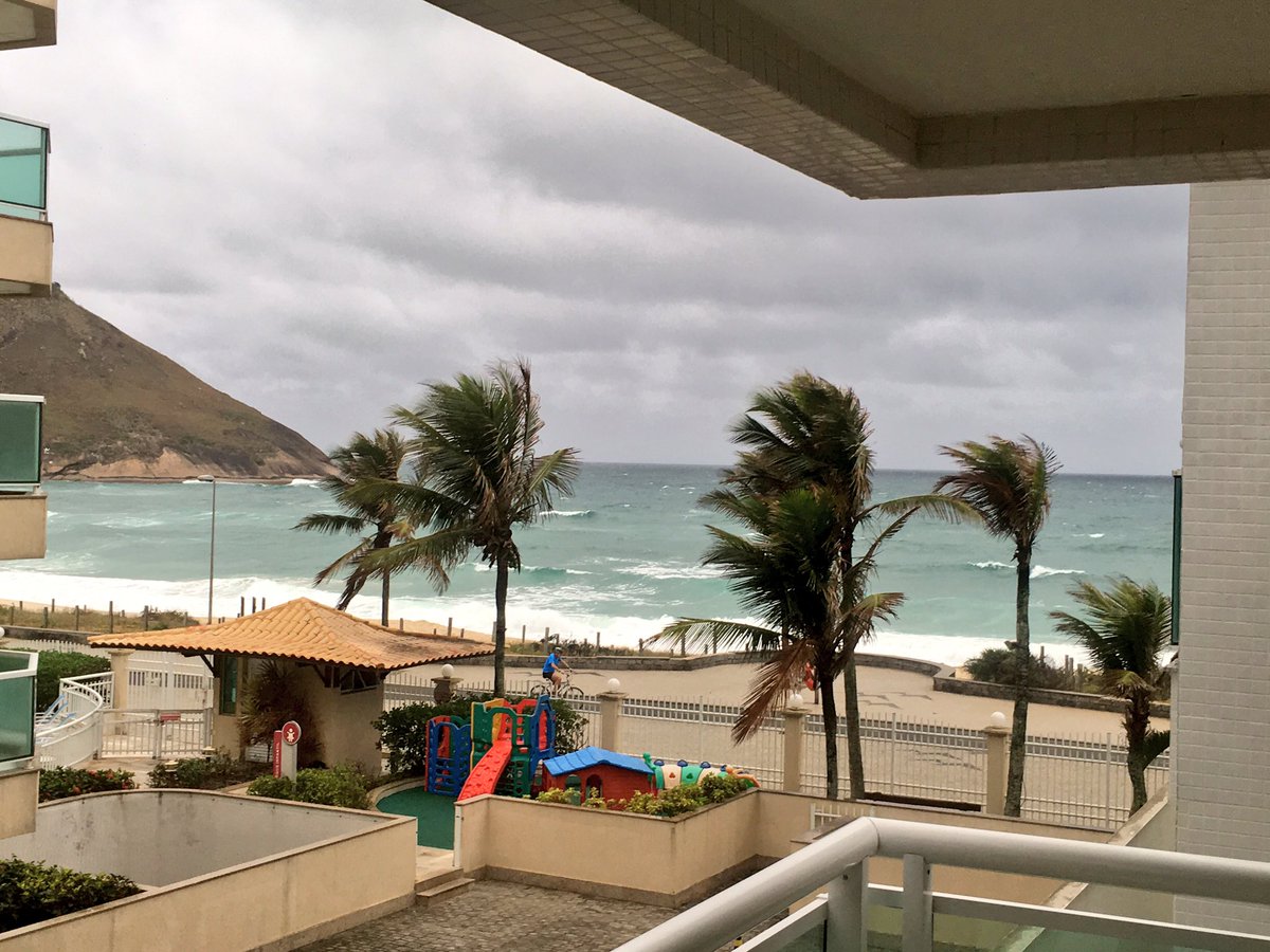GeraintThomas86's tweet photo. Up early for a pre warm up... Now it does look like Barry Island #minusthepalmtrees https://t.co/iQWlhgVcq4