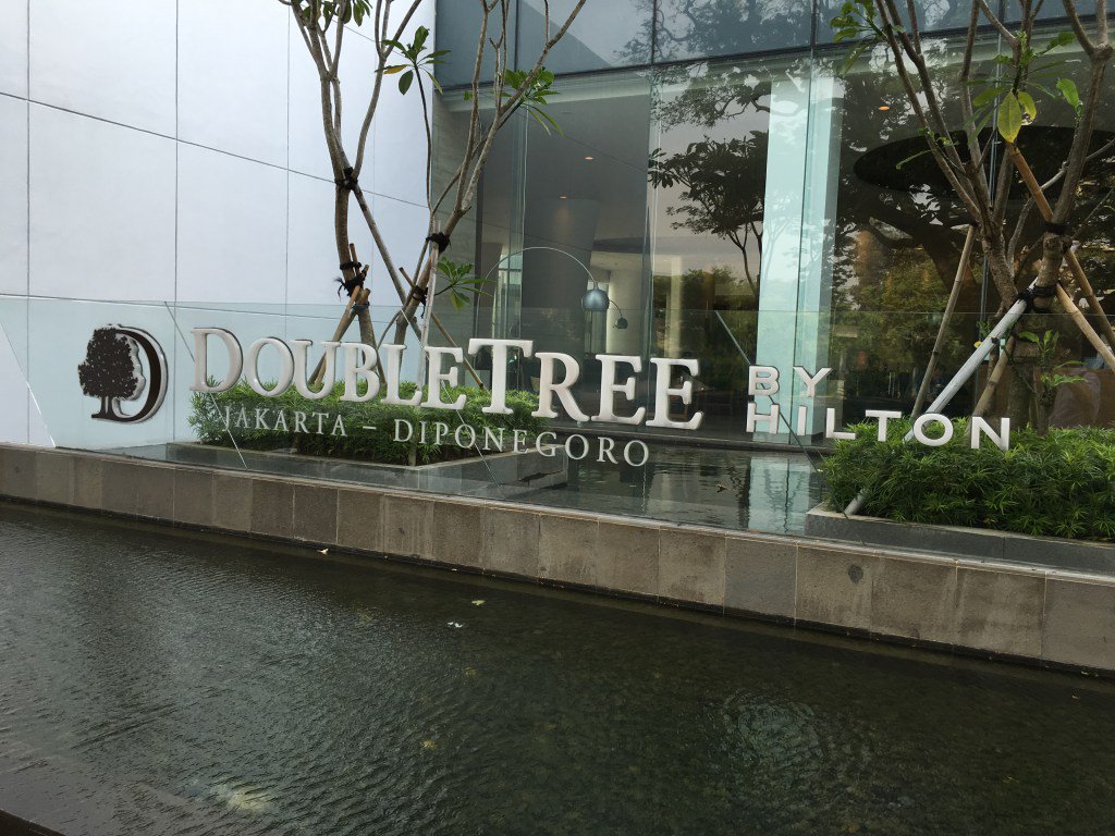 DoubleTree by Hilton Hotel Jakarta, Diponegoro – King Executive Room eahotr.com/2016/07/26/dou…