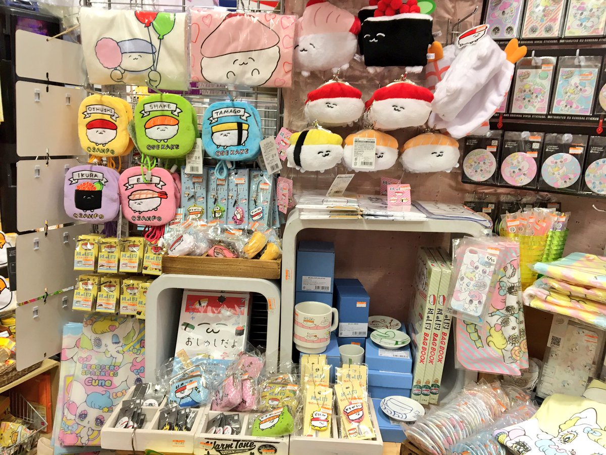 ヴィレッジヴァンガード新京極店 Sur Twitter おしゅし おしゅしだよ おしゅしグッズがいろいろ揃っておりますのこと 本日新しく ステッカーと缶バッチが入荷致しました コミックもございますよー ヴィレッジヴァンガード新京極店 Sur Twitter おしゅし おしゅしだよ おしゅしグッズがいろいろ揃っておりますのこと 本日新しく ステッカーと缶バッチが入荷致しました コミックもございますよー