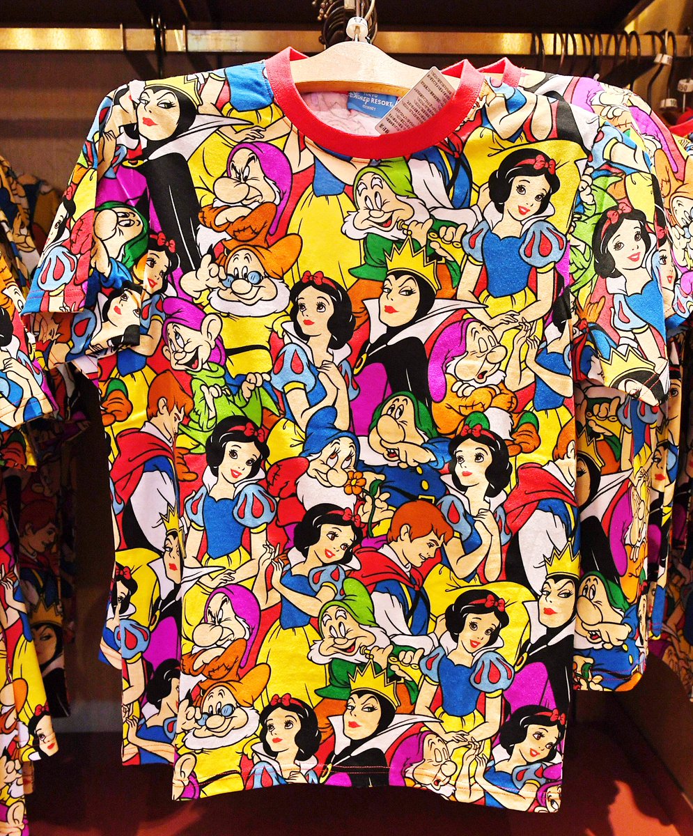 Mezzomikiのディズニーブログ 本日新発売の白雪姫 ピーターパンの総柄デザインtシャツ 他に塔の上のラプンツェルや美女と野獣などの総柄tシャツも販売中 詳しくは T Co Jpntvklzji