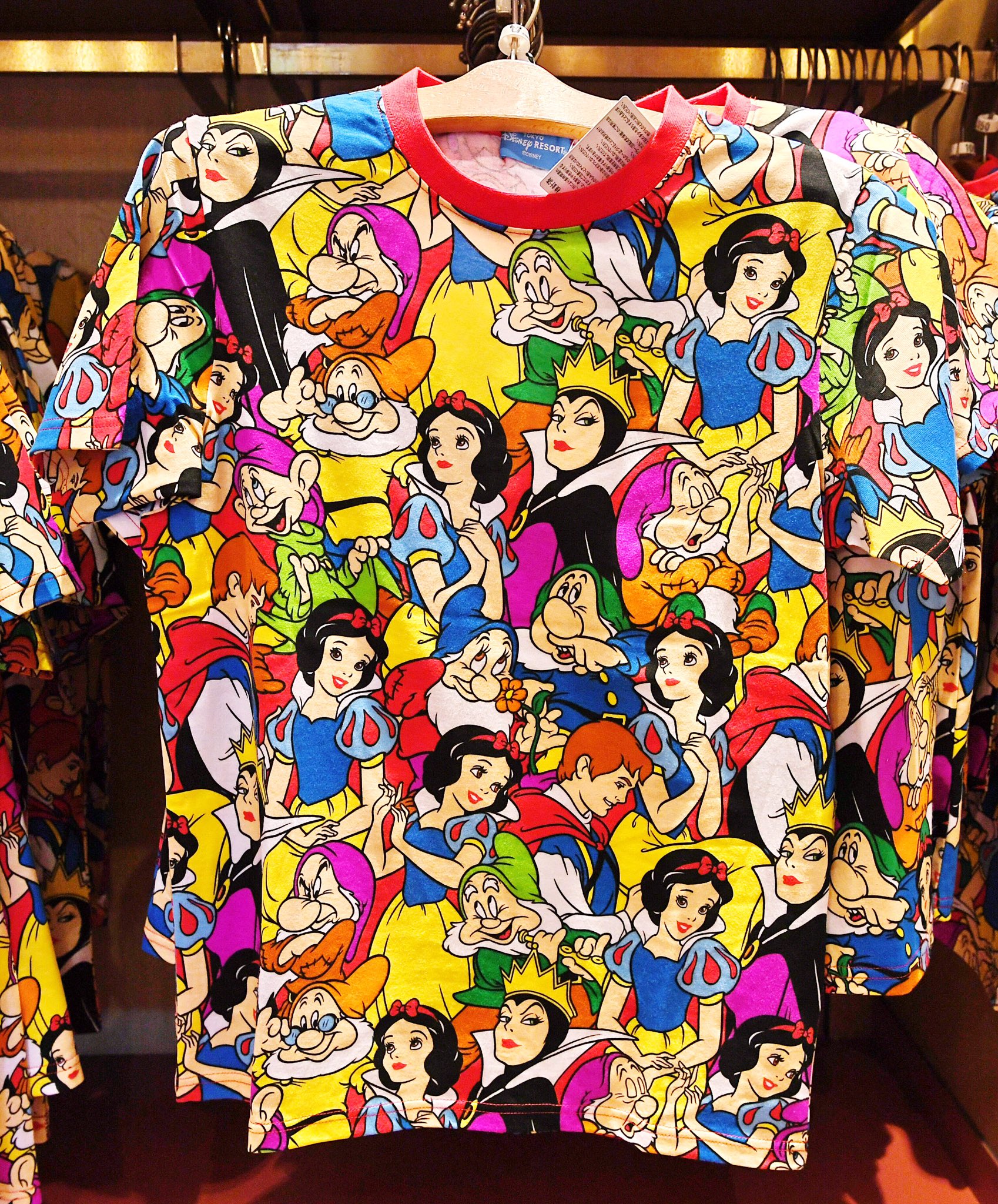 Twitter 上的 Mezzomikiのディズニーブログ 本日新発売の白雪姫 ピーターパンの総柄デザインtシャツ 他に塔の上のラプンツェルや美女と野獣などの総柄tシャツも販売中 詳しくは T Co Jpntvklzji T Co Vdlwsgvwhk Twitter