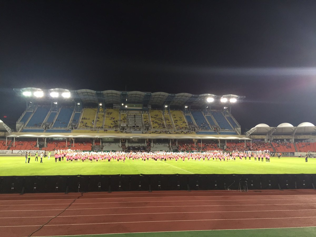 태극기를 손에 들고 고 신해철의'그대에게'음악에 맞춰 신나는 율동으로 대한민국을 응원하는 메세지를 전하고 있습니다.'힘내라~대한민국'