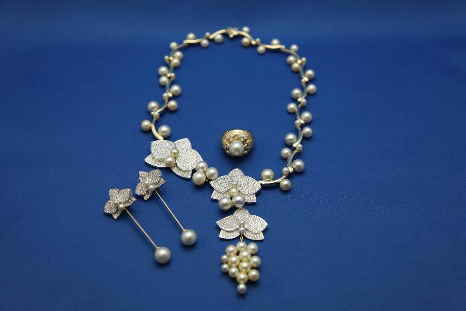 LiaSJewels's tweet photo. "Orchid" necklace, commissioned by a #UAE Princess.  Visit https://t.co/y8qrKIPrUn for more unique pieces of art. https://t.co/abX5akA0Aq