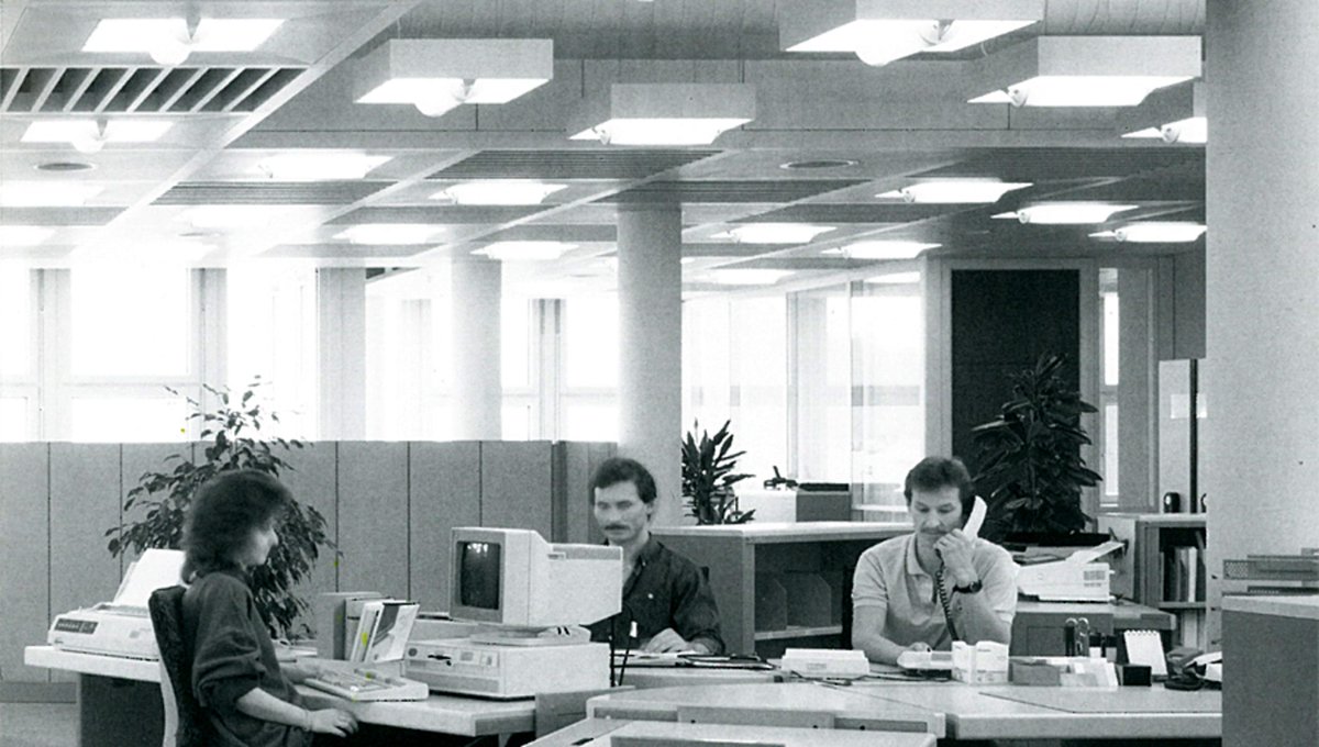 Zumtobel_Licht's tweet photo. Get back to the 80s? Geschichte der #mellowlight - weit mehr als nur eine Büroleuchte https://t.co/qIZ6Qtbsej https://t.co/NG9VBresQZ
