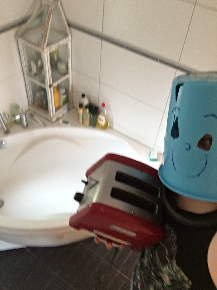 anomalyxd's tweet image. Random Anomaly challenge of the day :
420 Retweets and i'll bathe with a toaster! :D