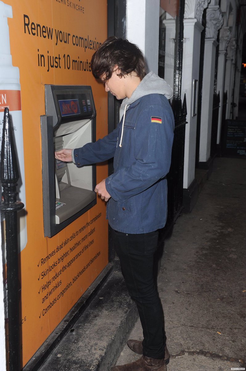 bowiegdr's tweet photo. tell me how to disappear completely and never be found https://t.co/T3J5F7c7I8