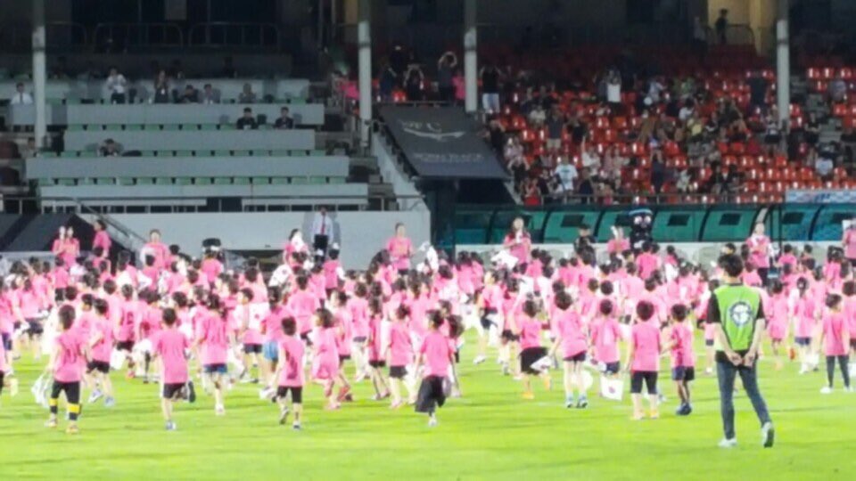 성남시국공립어린이들의 나라사랑 플래시몹 응원에 힘인지~ 후반전 실빙요의 추가 득점으로 2대0으로 앞서고 있습니다.