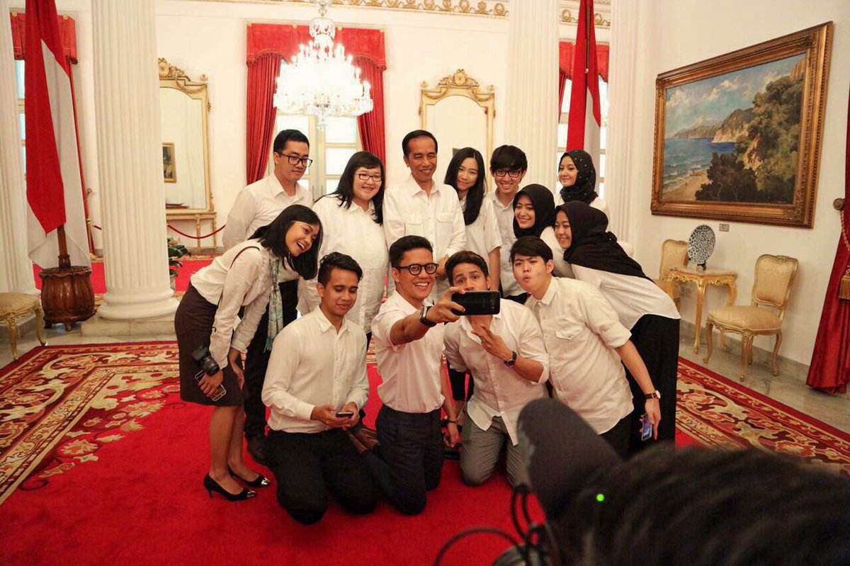 jokowi's tweet photo. Kemarin makan siang dengan beberapa YouTubers Indonesia. Kreatif banget. Banyak masukan bagus -Jkw https://t.co/vrfhc4VVyk