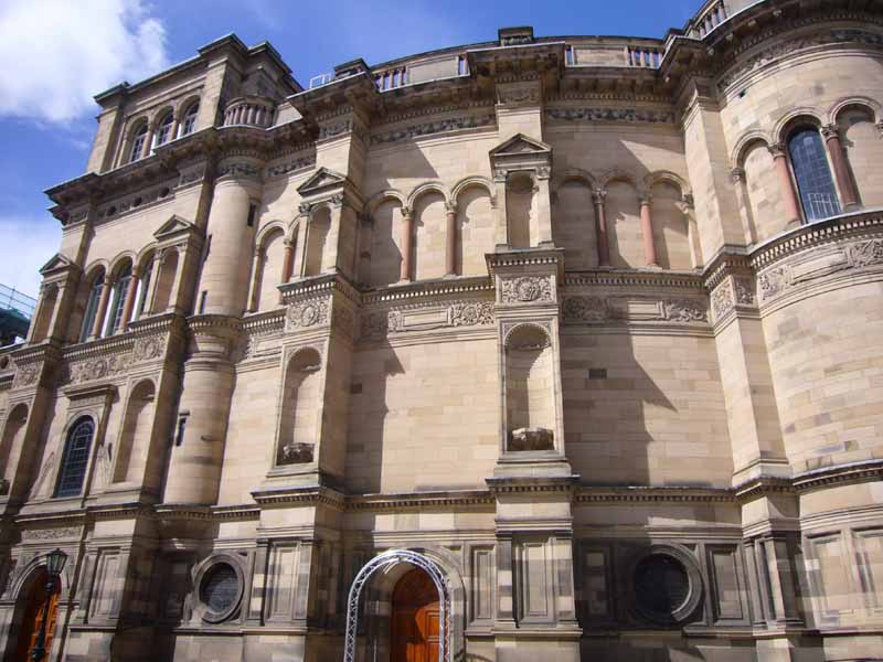 Chestertons's tweet image. Which UK university is the best springboard to home ownership? The answer may surprise you.. ow.ly/aBTt3036lso