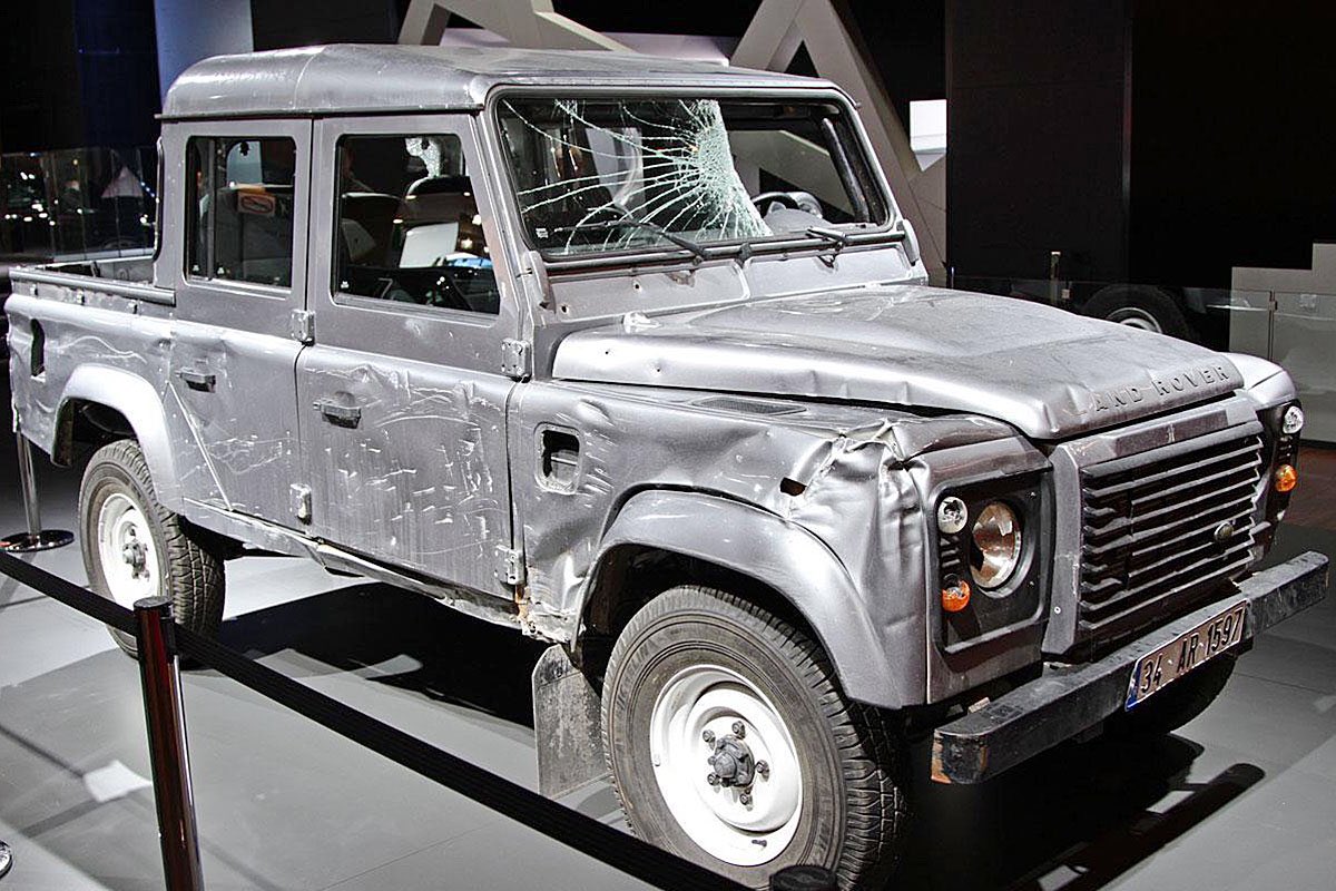 DefenderFans's tweet image. Defender 110 double cab featured on skyfall! Made the film a million times better but then it got wrecked 😭 #bond