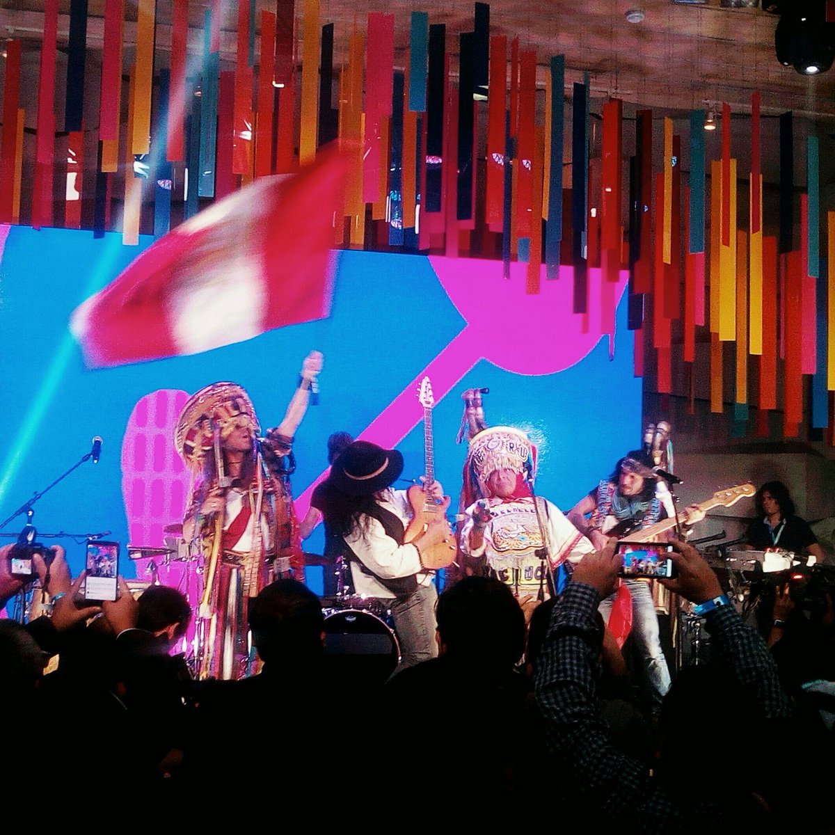 Ayer en el lanzamiento de @MovistarMusica_  <a href="/UCHPA_ROCK/">UCHPA</a> recordó a todo el mundo que son una BANDAZA !